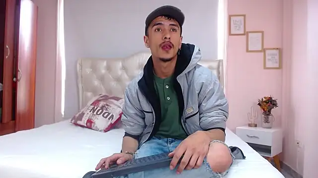 Snapshot of ryan_maxy chatting on February 4, 1:48 pm ryan maxy online show from February 4, 1:48 pm