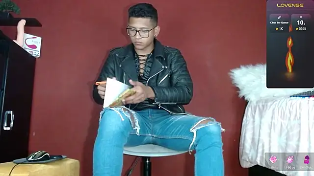 Snapshot of TomLover_12 chatting on February 12, 11:41 pm TomLover 12 online show from February 12, 11:41 pm
