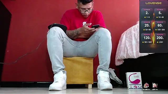 Snapshot of TomLover_12 chatting on February 7, 7:27 pm TomLover 12 online show from February 7, 7:27 pm