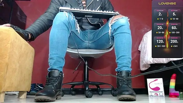 Snapshot of TomLover_12 chatting on February 11, 12:05 pm TomLover 12 online show from February 11, 12:05 pm