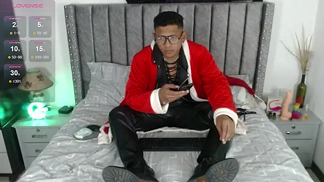 Snapshot of TomLover_12 chatting on December 18, 9:40 pm TomLover 12 online show from December 18, 9:40 pm