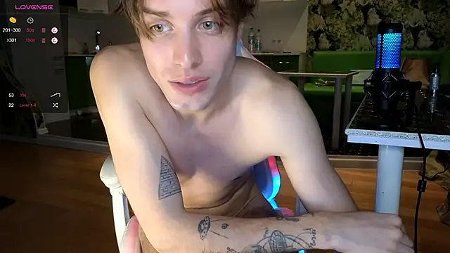 Snapshot of Cryptikov chatting on September 30, 8:23 pm Cryptikov online show from September 30, 8:23 pm