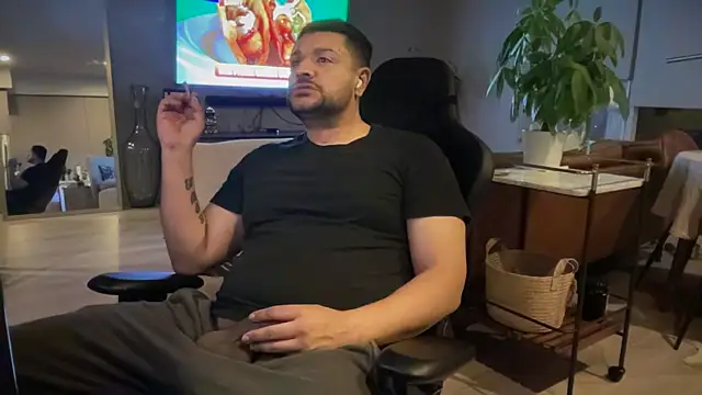 HungandThickLatin online show from January 2, 6:40 am