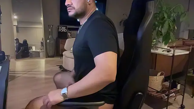 HungandThickLatin online show from December 25, 7:57 am