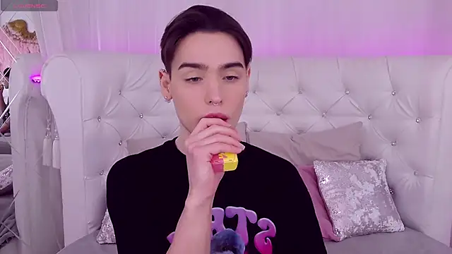 Snapshot of RobbyCharming chatting on February 1, 7:55 pm RobbyCharming online show from February 1, 7:55 pm