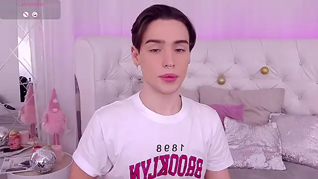 Snapshot of RobbyCharming chatting on December 14, 6:52 pm RobbyCharming online show from December 14, 6:52 pm