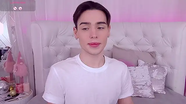 Snapshot of RobbyCharming chatting on January 4, 7:44 pm RobbyCharming online show from January 4, 7:44 pm