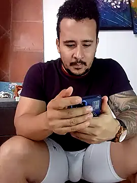 Snapshot of christian_colombian1 chatting on March 5, 7:39 pm christian colombian1 online show from March 5, 7:39 pm