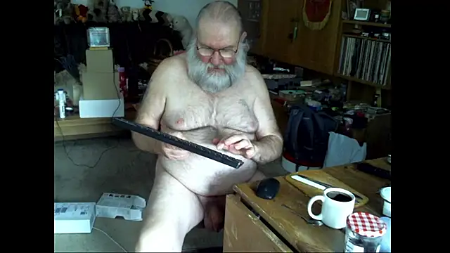 Snapshot of SexySantaC chatting on February 12, 10:03 am SexySantaC online show from February 12, 10:03 am