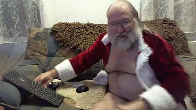 Snapshot of SexySantaC chatting on December 18, 10:24 pm SexySantaC online show from December 18, 10:24 pm