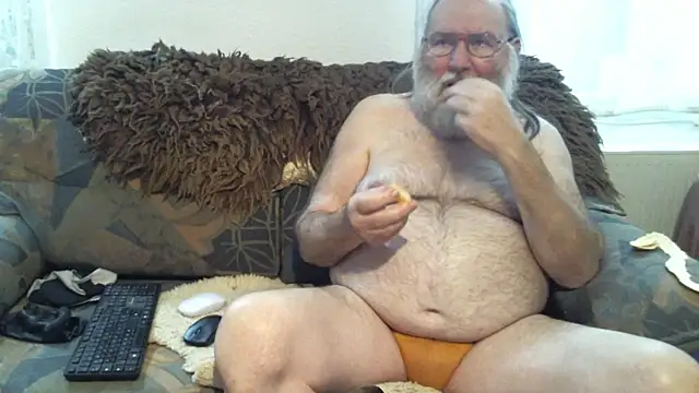 Snapshot of SexySantaC chatting on December 11, 4:05 pm SexySantaC online show from December 11, 4:05 pm