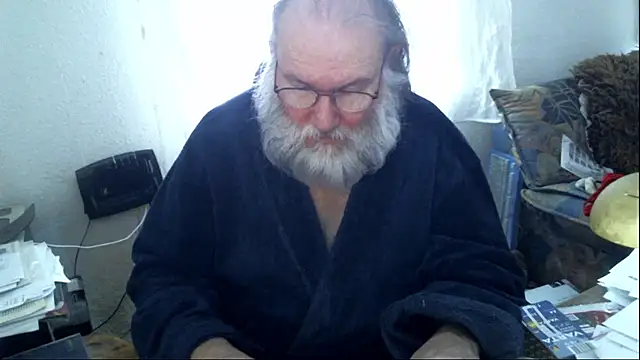 Snapshot of SexySantaC chatting on February 18, 7:43 am SexySantaC online show from February 18, 7:43 am