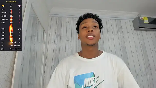 Snapshot of DominicSccott chatting on March 10, 12:28 pm DominicSccott online show from March 10, 12:28 pm