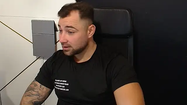 Snapshot of DuncanStone chatting on October 18, 5:12 am DuncanStone online show from October 18, 5:12 am