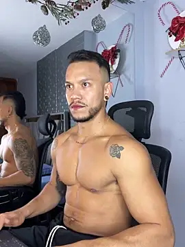 Snapshot of ARON_TAYLER01 chatting on December 17, 12:33 pm ARON TAYLER01 online show from December 17, 12:33 pm
