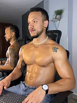 Snapshot of ARON_TAYLER01 chatting on January 12, 12:44 pm ARON TAYLER01 online show from January 12, 12:44 pm