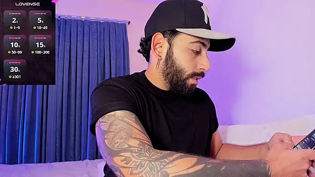 Snapshot of leo_thewolf_ chatting on October 18, 8:25 pm leo thewolf online show from October 18, 8:25 pm