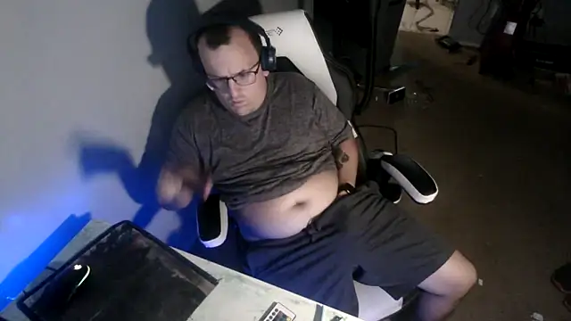 Snapshot of TeasingTroublemaker9 chatting on October 2, 9:52 pm TeasingTroublemaker9 online show from October 2, 9:52 pm