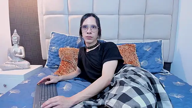 Hecatee 77 online show from December 10, 7:00 pm