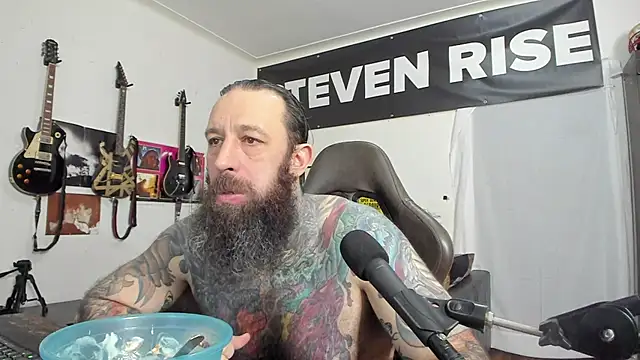 Snapshot of StevenRiseNYC chatting on December 22, 3:33 am StevenRiseNYC online show from December 22, 3:33 am
