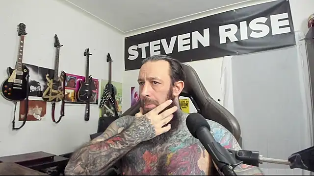Snapshot of StevenRiseNYC chatting on January 4, 10:45 pm StevenRiseNYC online show from January 4, 10:45 pm