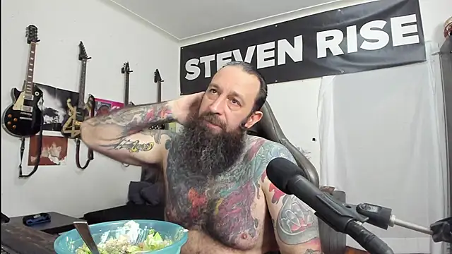 Snapshot of StevenRiseNYC chatting on December 18, 2:21 am StevenRiseNYC online show from December 18, 2:21 am