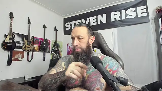 Snapshot of StevenRiseNYC chatting on February 4, 4:05 am StevenRiseNYC online show from February 4, 4:05 am